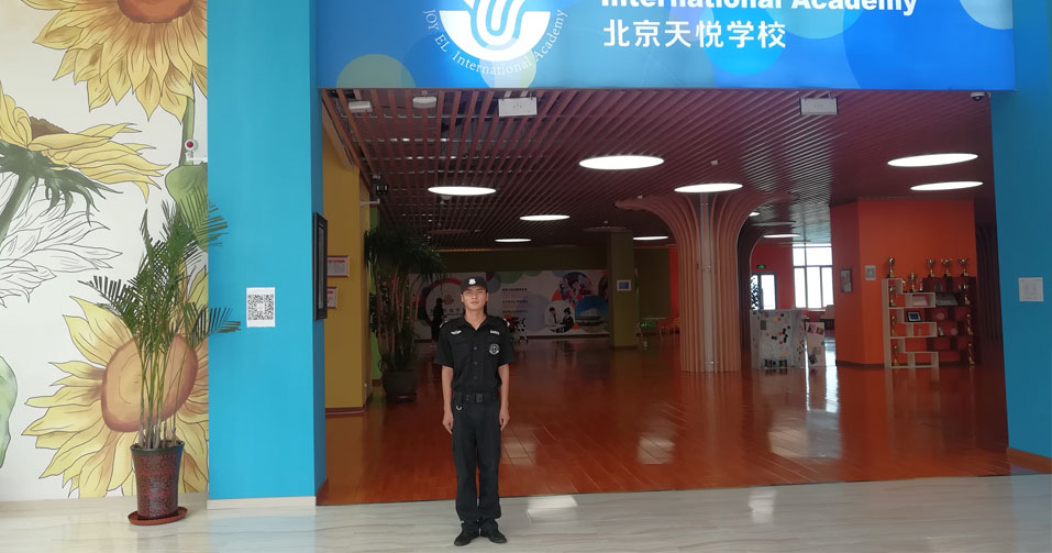 維護(hù)單位門(mén)前的秩序，及時(shí)清理門(mén)前的東西或障礙物，保證單位門(mén)前交通暢通。